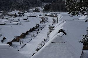 雪に覆われた大内宿の町並みを上方から撮った写真