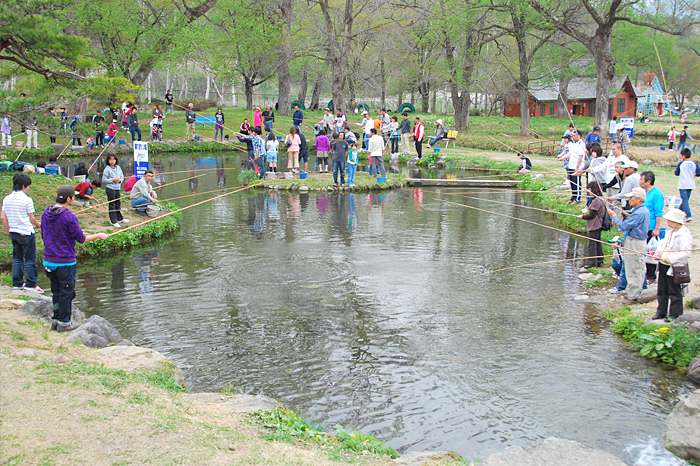 養鱒公園いこいの広場の釣り堀の写真
